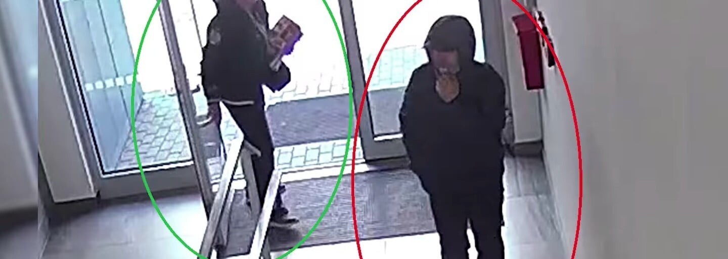 VIDEO: Policie pátrá po žháři z Prahy. Na chodbě rozlil neznámou látku a zapálil dveře bytu