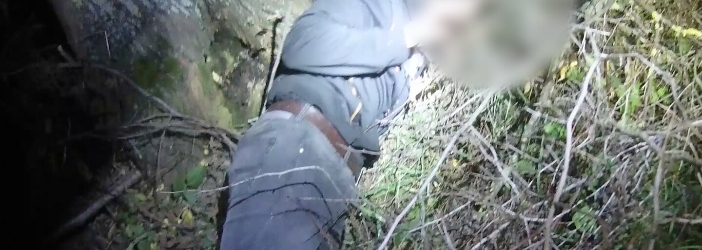 VIDEO: Policie zveřejnila záběry z honičky s nelegálním převaděčem. V křoví ho nakonec vyčmuchal pes