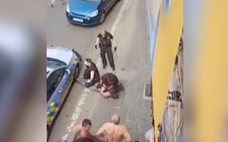 VIDEO: Policista v Teplicích několik minut klečel na krku mladého Roma. Ten následně zemřel