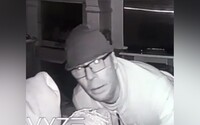 VIDEO: Policisté pátrají po muži, který se vloupal do domů a sledoval spící obyvatele