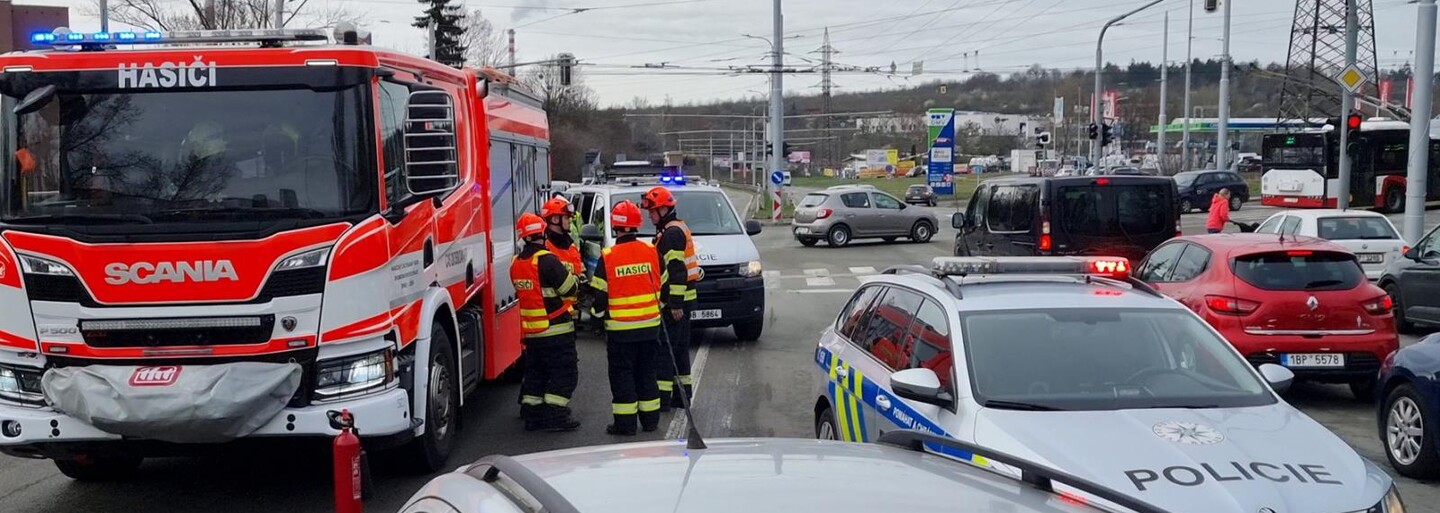 VIDEO: Policisté v Brně vytáhli z nabouraného auta řidiče bez známek života. Podařilo se jim ho oživit