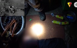VIDEO: Policisté zasahovali ve varně drog v Praze. K zajištění 300 gramů pervitinu a 220 gramů marihuany použili beranidlo