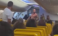 VIDEO: Polonahého Slováka v lietadle musela zobrať polícia. Bol opitý, obťažoval letušky a chcel sa biť s pasažiermi