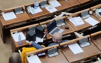 VIDEO: Poslanec Mizík z ĽSNS púšťal v parlamente hlasnú sirénu z reproduktorov. Pred pár rokmi sa bránil, že nevie ovládať počítač