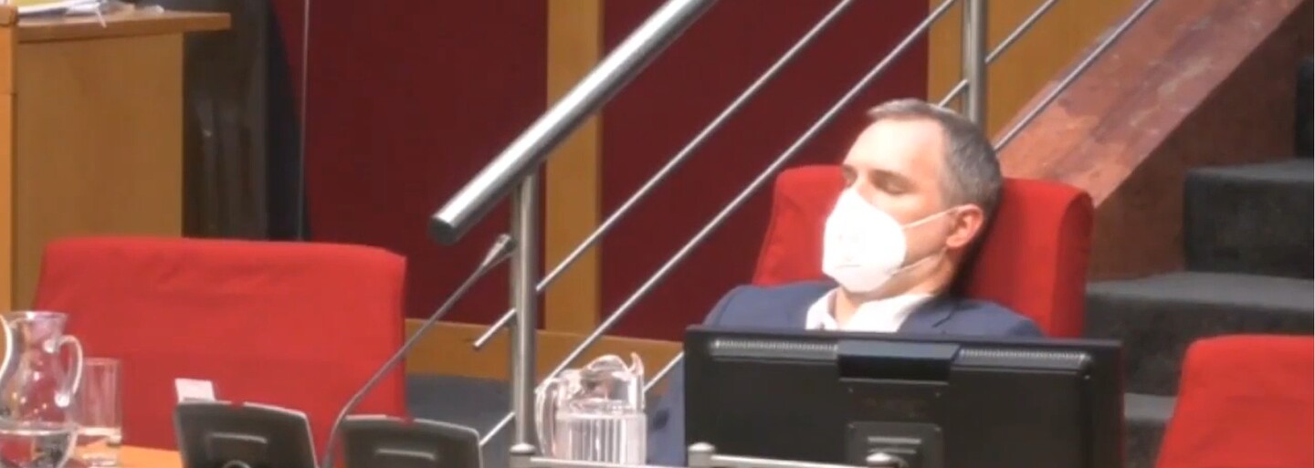 VIDEO: Pražský primátor zaspal na zasadaní zastupiteľstva. Zábery bavia internet