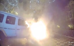 VIDEO: Pražští policisté zasahovali u hořícího Mercedesu. Z vozidla šlehaly plameny vysoké tři metry