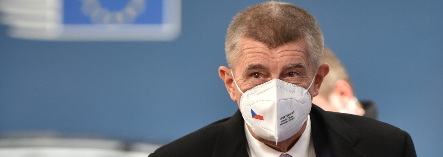 VIDEO: Premiér Lucemburska poplácal ruku Babiše na zasedání Evropské rady. Je to přátelské gesto, řekl český premiér