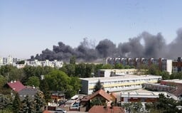 VIDEO: Pri požiari v Bratislave zasahuje viac ako 50 hasičov, horí veľká budova