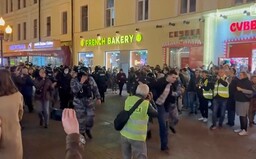 VIDEO: Putin, odíď do zákopov! Tisíce Rusov v uliciach protestujú proti mobilizácii, viac ako 800 už zatkla polícia