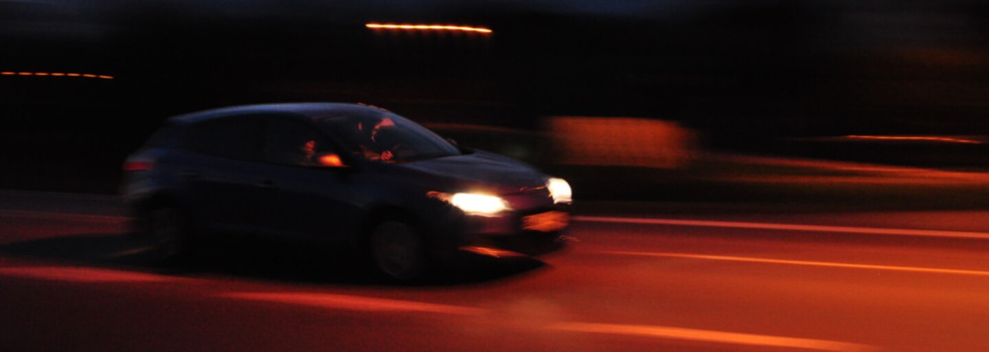 VIDEO: Reportérku srazilo v přímém přenosu auto. Po incidentu se rychle vzpamatovala a pokračovala v práci