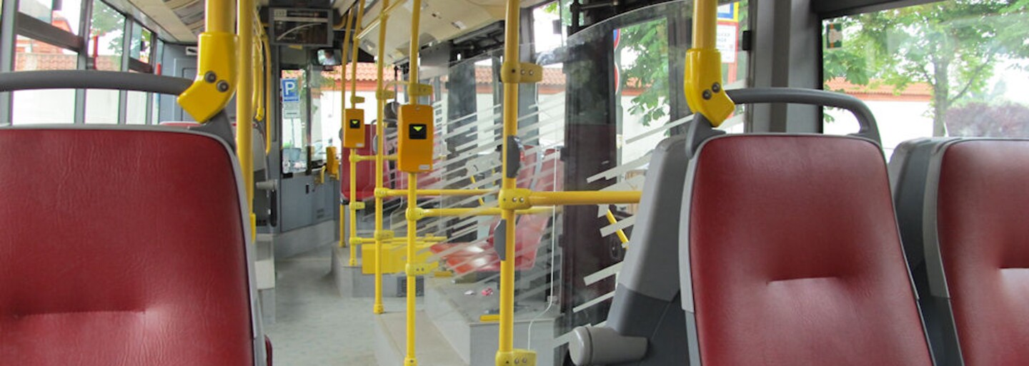 VIDEO: Řidič autobusu odmítl svézt dvě ženy s kočárky najednou. Ženě, která video zveřejnila, chodí nenávistné zprávy