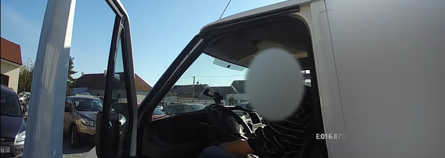 VIDEO: Řidič po nehodě se dušoval, že bude mít „malý zbytkový alkohol“. Naměřili mu téměř 3 promile