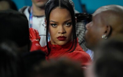 VIDEO: Rihanna na Super Bowlu předvedla slušnou show, ale diváci více řešili její těhotenství