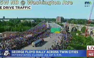 VIDEO: Rozjetá cisterna vletěla mezi tisíce protestujících v Minneapolis. Jako zázrakem se nikdo nezranil VIDEO: Rozjetá cisterna vletěla mezi tisíce protestujících v Minneapolis. Jako zázrakem se nikdo nezranil
