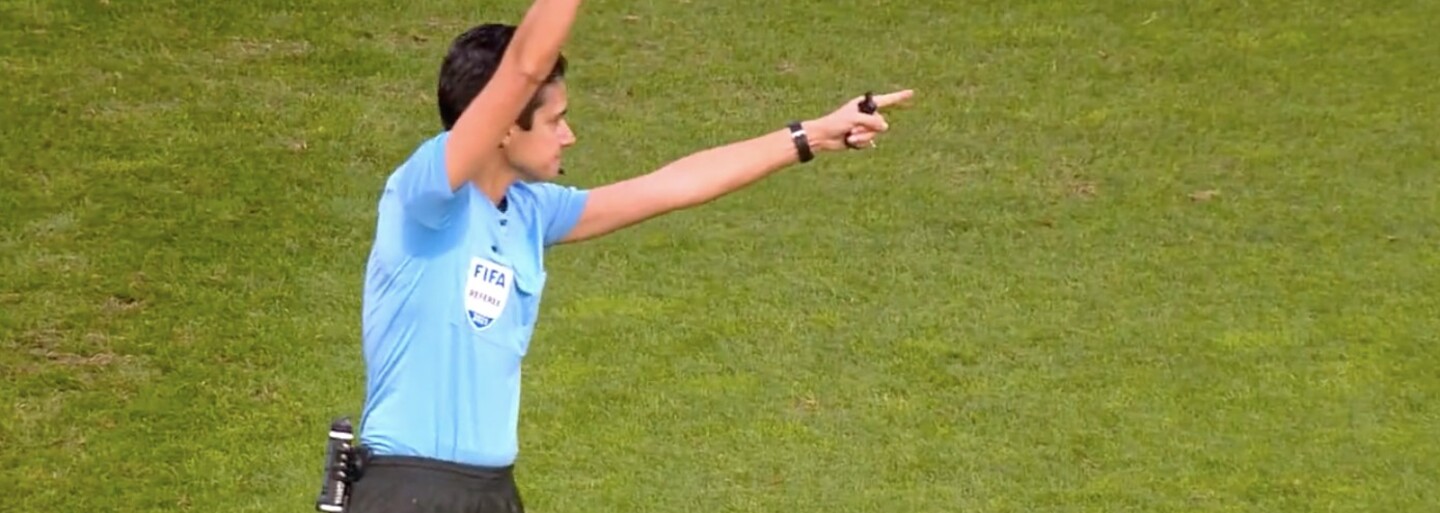 VIDEO: Rozhodčí poprvé vytáhla bílou kartu na fotbalovém zápase, názory na novinku rozdělují fanoušky