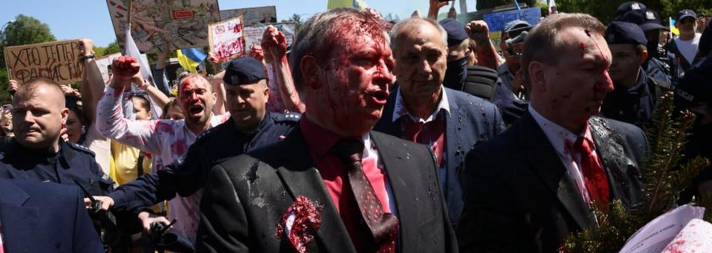 VIDEO: Ruského velvyslance v Polsku demonstranti polili červenou barvou
