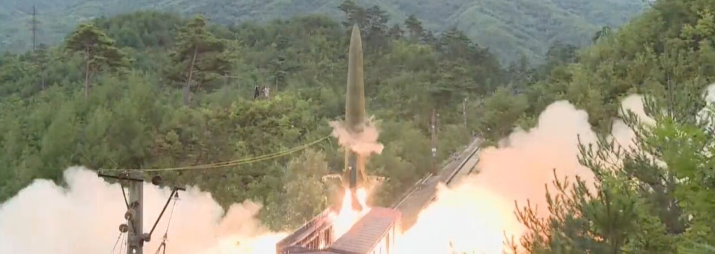 VIDEO: Severní Korea otestovala odpal balistických raket z vlaku. Jedna zasáhla cíl