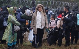 VIDEO: Šialenstvo na bielorusko-poľskej hranici: masy utečencov skandujú „Nemecko“, držia pri tom za ruku svoje uzimené deti