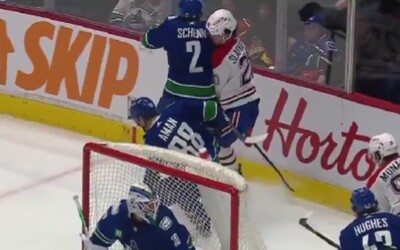 VIDEO: Slafkovského v NHL brutálne zbúral protihráč, keď za bránkou bojovali o puk. Slovák sa chvíľu nevedel dvihnúť z ľadu