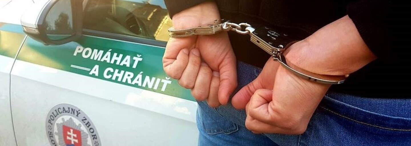 VIDEO: Slovenský policajt brutálne zbil mladíka na zemi. Uštedril mu rany päsťou, kopance a postavil sa mu na brucho