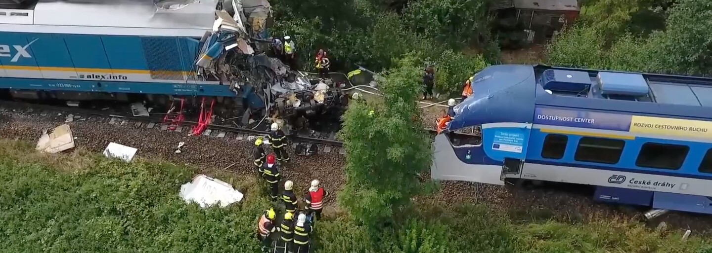 VIDEO: Srážka vlaků na Domažlicku z ptačího pohledu. Jde o největší nehodu od loňské srážky vlaků u Perninku
