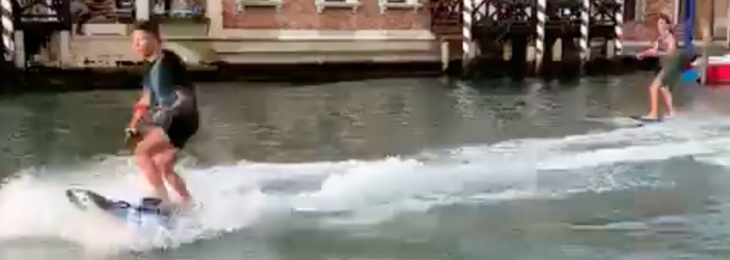 VIDEO: Starosta Benátek potrestal „idioty“, kteří surfovali v historickém Canal Grande