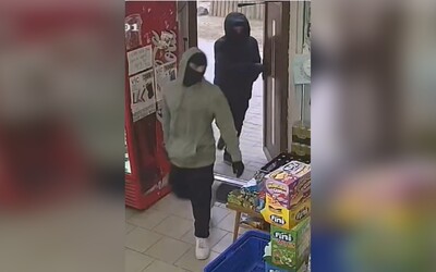 VIDEO: Statečná prodavačka v Brně vyhnala z obchodu ozbrojené lupiče 