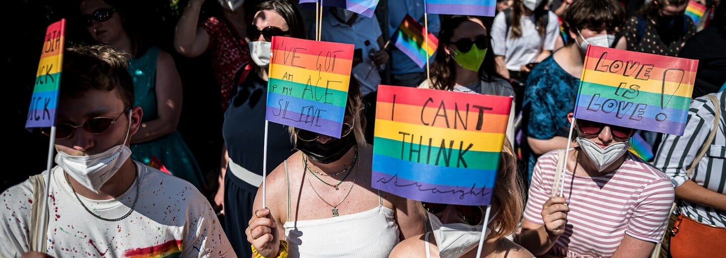 VIDEO: Studentovi na Floridě zakázali v projevu uvést slovo gay. Místo toho mluvil o svých kudrnatých vlasech