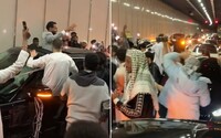 VIDEO: Svadobčania odstavili autá v londýnskom tuneli a bujaro oslavovali. Šlo o jemenskú tradíciu
