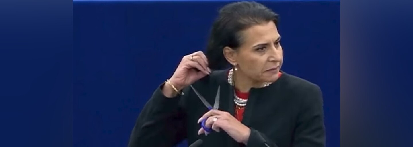 VIDEO: Švédská politička si na podporu íránských žen ustřihla vlasy přímo během projevu