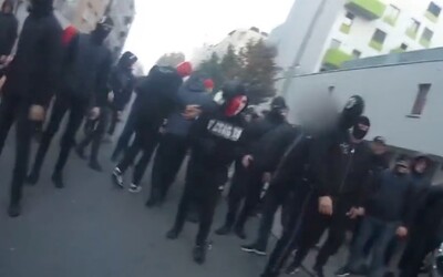 Video: Takto policie zasáhla během pražského fotbalového derby. Proti fanouškům použila gumové projektily, slzný plyn i výbušky