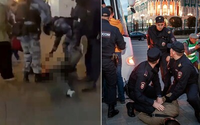 VIDEO: Takto ruskí policajti odnášali z protestu v Moskve nevládnu ženu v bezvedomí. Zatkli viac ako 1 300 demonštrantov