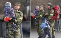 VIDEO: Takto sa slovenskí vojaci na hraniciach hrajú s ukrajinskými deťmi a rozosmievajú ich počas neľahkej a dlhej cesty 