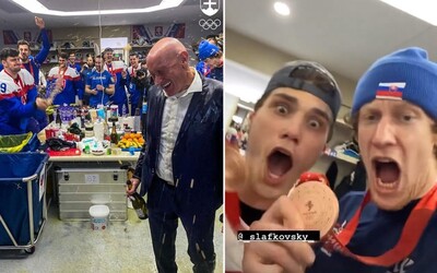 VIDEO: Takto slovenskí hokejisti oslávili bronz v kabíne. Šampanským zmáčali trénera Ramsayho a skákali pri tradičných ľudovkách