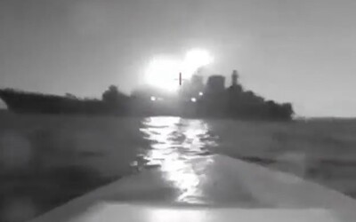 Video: Takto Ukrajina odpálila s dronom naloženým 450 kilogramami TNT ruskú výsadkovú loď