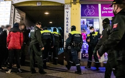 VIDEO: Takto v Bratislave prebiehala najväčšia policajná razia proti opitým mladistvým. Nafúkalo 20 detí