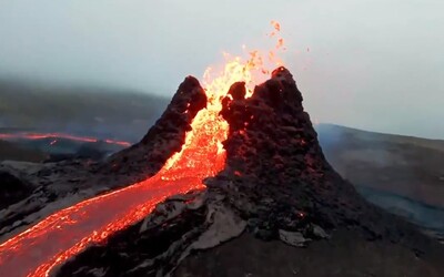 VIDEO: Takto vyzerá výbuch sopky na Islande zo vzdialenosti pár centimetrov. Láva takmer pohltila dron