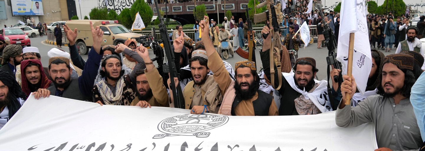 VIDEO: Taliban oslavoval rok od obsadenia krajiny. „Smrť Amerike,” kričali pred bývalým veľvyslanectvom USA