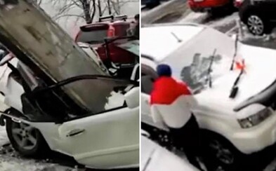 VIDEO: Tento muž zázračně utekl před smrtí. Obří betonové desce, která mu spadla na auto, se vyhnul jen o chlup VIDEO: Tento muž zázračně utekl před smrtí. Obří betonové desce, která mu spadla na auto, se vyhnul jen o chlup