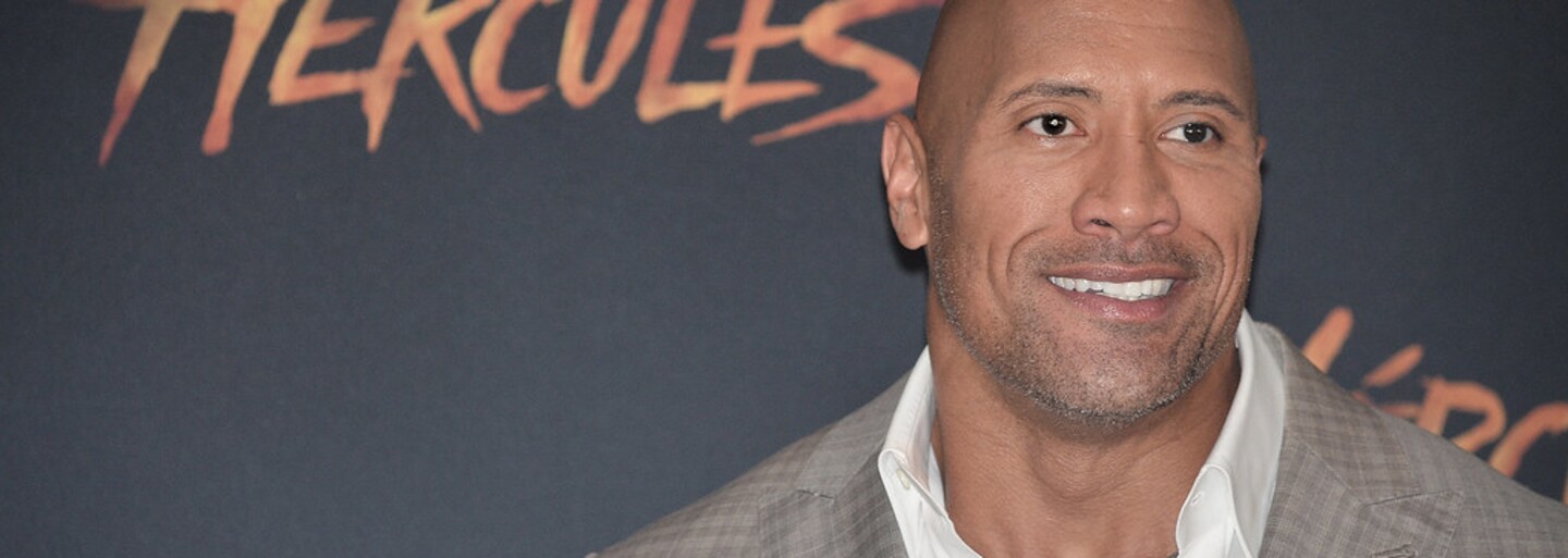 VIDEO: The Rock zastavil s autom pri skupine fanúšikov. Ihneď vytiahli telefóny a začali kričať od radosti