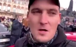 VIDEO: To je rok 1899, tohleto! Je to normální? rozčiloval se protestující ze Staroměstského náměstí