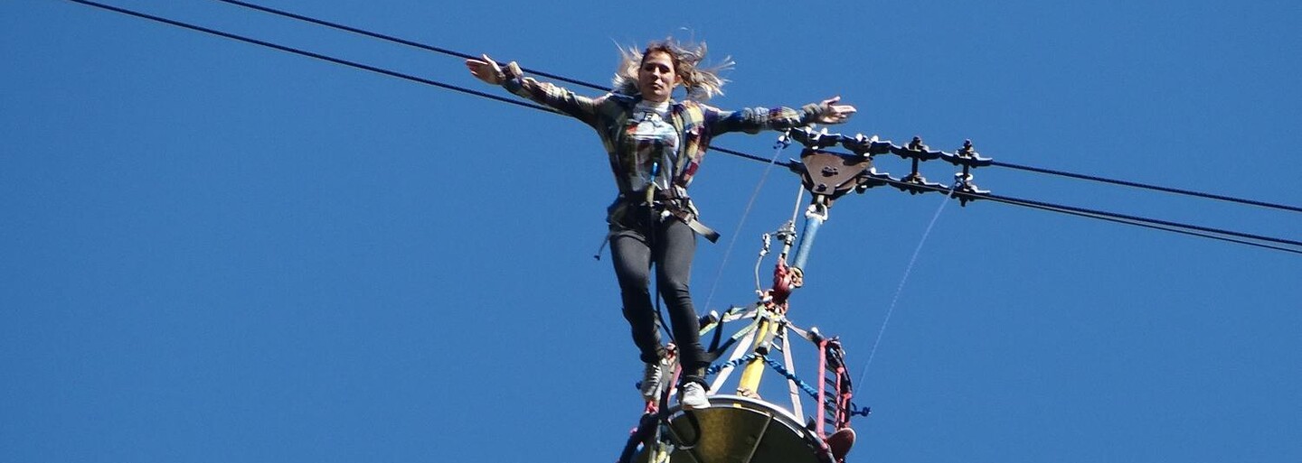 VIDEO: Tragická smrt při bungee jumpingu. Dívka skočila, ale nebyla připoutaná