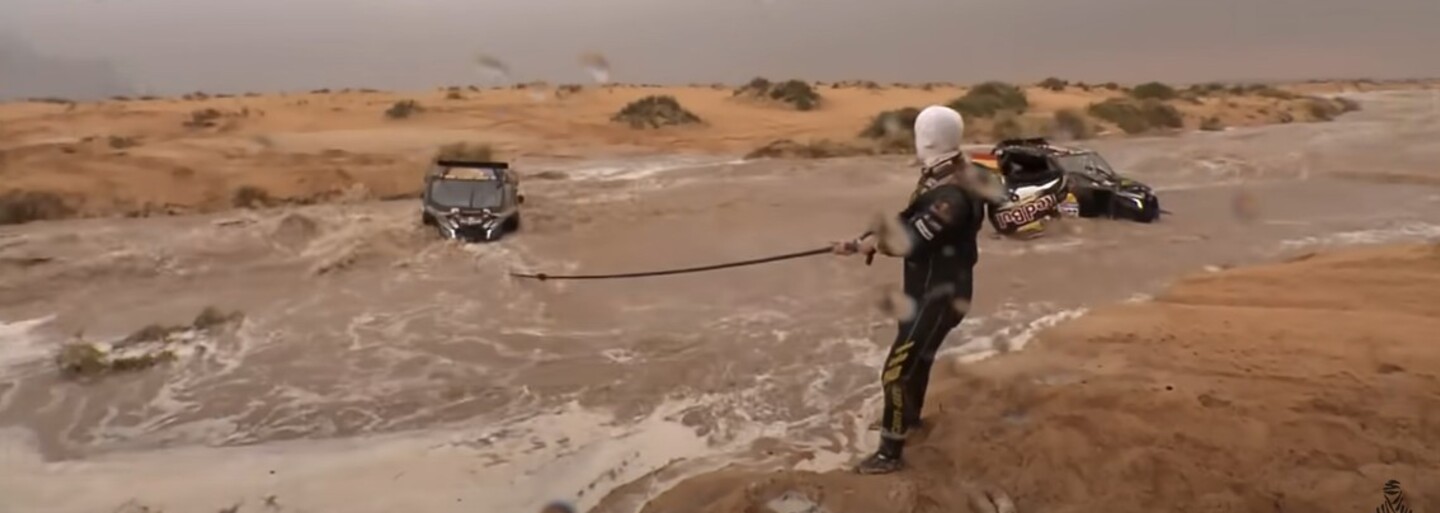VIDEO: Tretiu etapu Rely Dakar skomplikoval extrémny dážď, búrka a záplavy