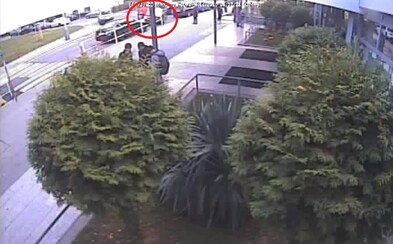 Video ukazuje, jak zloděj v Praze krade nastartované auto s půlročním dítětem Video ukazuje, jak zloděj v Praze krade nastartované auto s půlročním dítětem