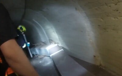 Video: Uprchlý vězeň se zasekl ve vzduchotechnice v metru. Zadržela jej policie