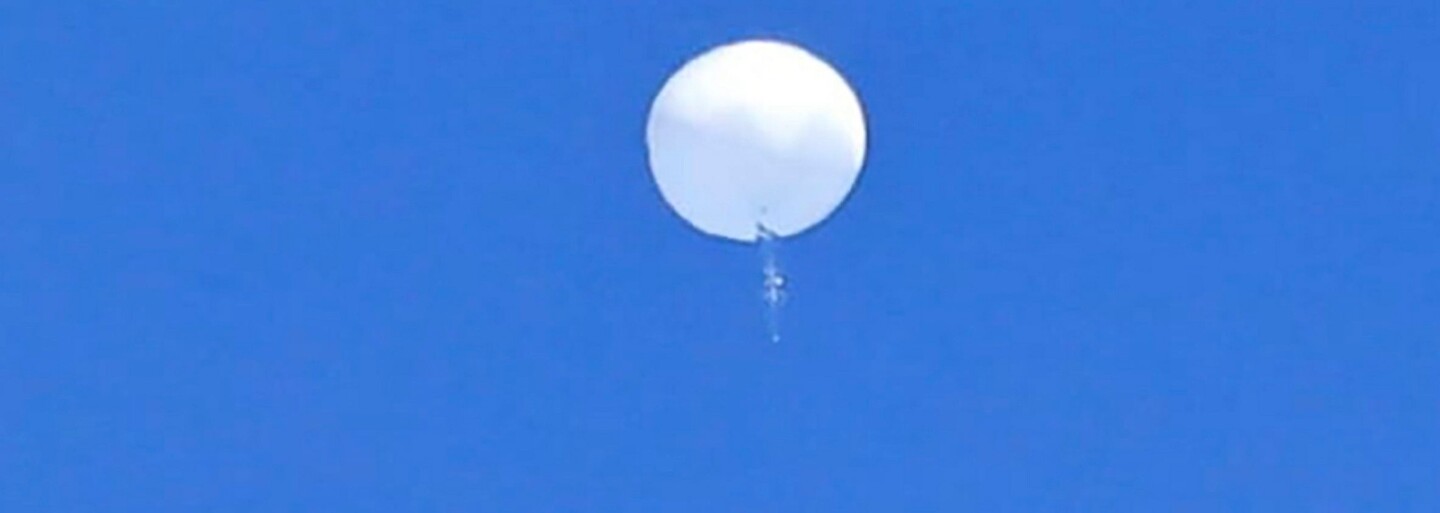 VIDEO: USA nad oceánem sestřelily čínský špionážní balón. Čína vyhrožuje, že bude reagovat