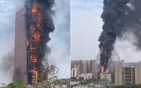 VIDEO: V Číně hořel 200metrový mrakodrap. Při mohutném požáru zasahovaly stovky hasičů