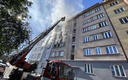VIDEO: V domě v Holešovicích se ozval výbuch, po něm vzplály dva byty. Jedna osoba zemřela, další musely být evakuovány