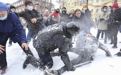 VIDEO: V Rusku se postavili proti demonstracím za Navalného těžkooděnci, zadrželi tisíce protestujících VIDEO: V Rusku se postavili proti demonstracím za Navalného těžkooděnci, zadrželi tisíce protestujících