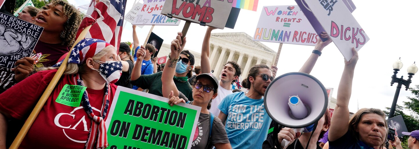 VIDEO: Policie v USA tvrdě zasahuje proti pro-choice protestujícím. V Los Angeles zakročili i proti novinářům